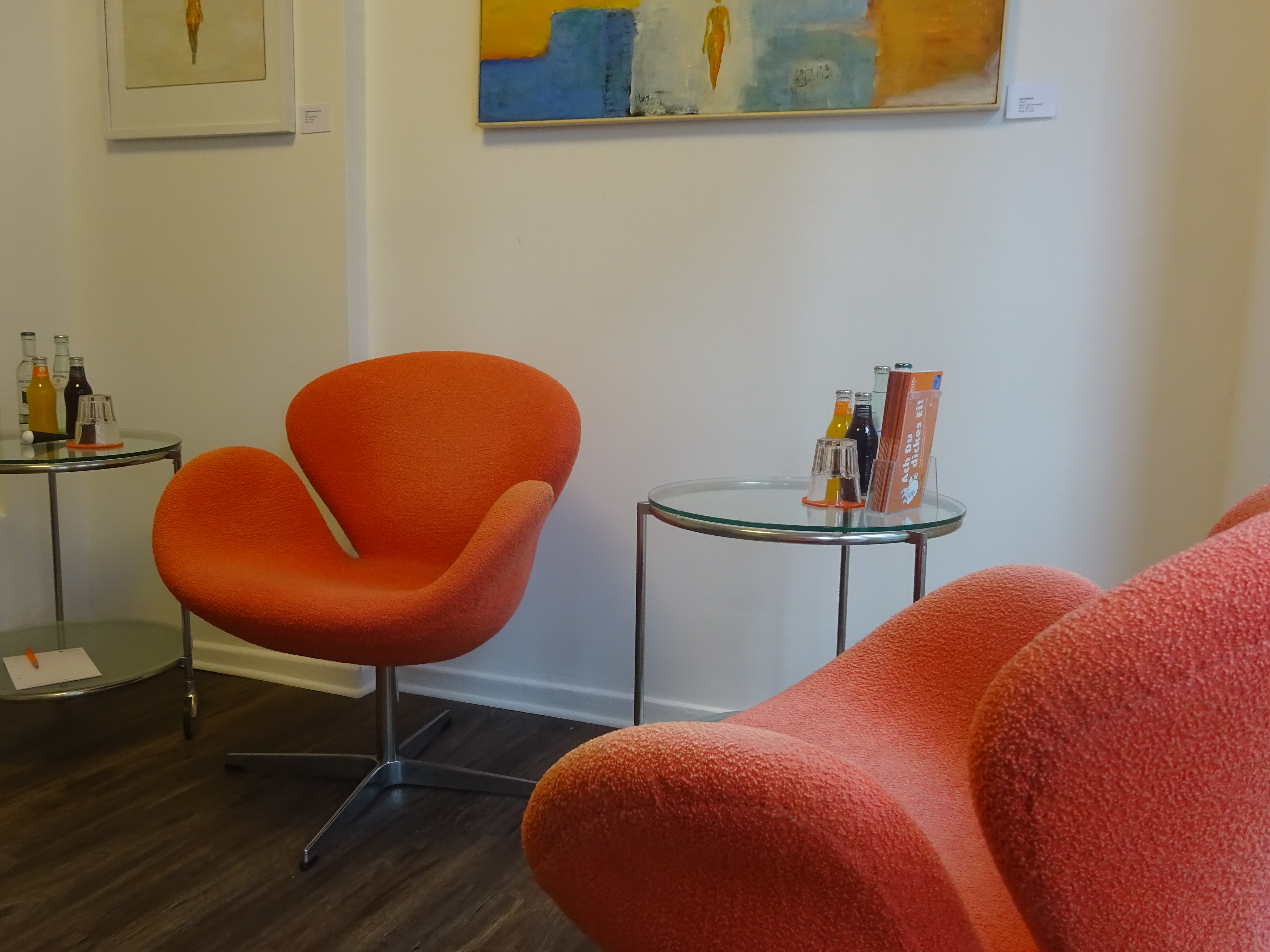 Im Raum "Dortmund" im Büro der Orange Consulting GmbH, werden die Coachees von Simone May gecoacht.